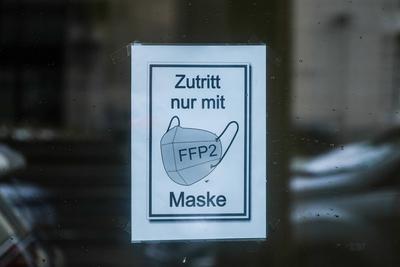 Düsseldorf 08.03.2023 Covid Corona Lockdown Maskenpflicht Maskenzwang Masken Infektionsschutzgesetz Logo Warnhinweis Sch-stock-foto