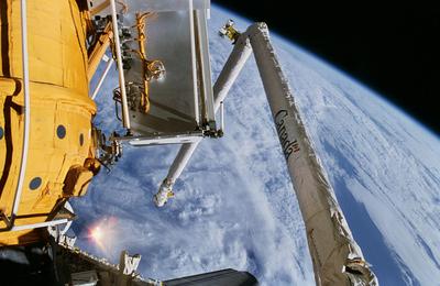 STS074-321-027 (12-20 Nov 1995) --- One of the STS-74 crew members aimed a 35mm camera through aft flight deck windows o-stock-foto