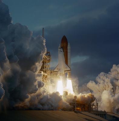 STS074-S-016 (12 Nov 1995) --- With five astronauts aboard, the Space Shuttle Atlantis lifts off from the Kennedy Space-stock-foto