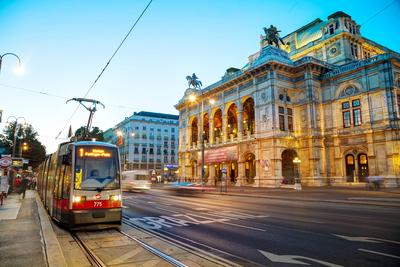 Vienna State Opera at night VIENNA - AUGUST 30: Vienna State Opera at night on August 30, 2017 in Vienna. It s an opera-stock-foto