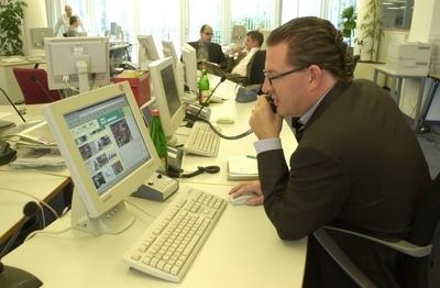 Bildnummer: 56929161  Datum: 13.09.2002  Copyright: imago/teutopressKai Diekmann (Journalist) 09/02 her Mann Medien Journalismus Journalist Chefredakteur Herausgeber BILD Bild am Sonntag Chefredaktion Redaktion Bildzeitung Zeitung Axel Springer Verlag dunkelhaarig kurzhaarig Gel Brille seri?s Jackett Hemd halb quer sitzend telefonierend Schreibtisch Computer Flasche Wasserflasche B?ro Gro?raumb?ro Profil exklusiv CD-Rom People x0x xkg 2002 quer  56929161 Date 13 09 2002 Copyright Imago  Kai Diekmann Journalist 09 02 her Man Media Journalism Journalist Editor-in-chief Editor Picture Picture at Sunday Editor in chief Editors Bild newspaper Newspaper Axel Springer Verlag dark haired short Gel Glasses seriously Jacket Shirt half horizontal seated telefonierend Desk Computer Bottle Water bottle Office Large office Profile exclusive CD Rome Celebrities x0x xkg 2002 horizontal-stock-foto