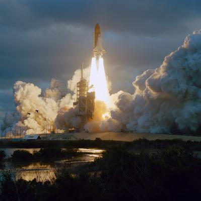 STS074-S-013 (12 Nov 1995) --- With five astronauts aboard, the Space Shuttle Atlantis lifts off from the Kennedy Space-stock-foto