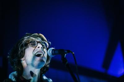 Erlend oye The Norwegian musician and singer Erlend oye is here pictured at a live concert at Frost Festival 2014 in Den-stock-foto