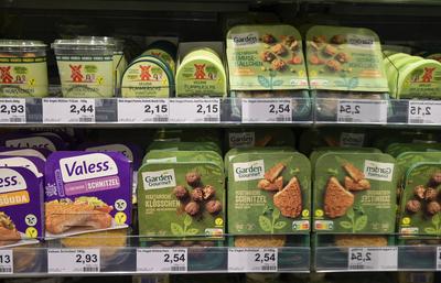 Germany, vegetarian meat taste products GERMANY, Edeka supermarket, processed vegetarian meat taste substitute products-stock-foto