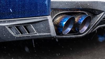 Die Endrohre einer Abgasanlage eines Nissan GT-R ist w?hrend eines Regenschauers bei der Veranstaltung ?GRIP - DAS MOTOR-stock-foto