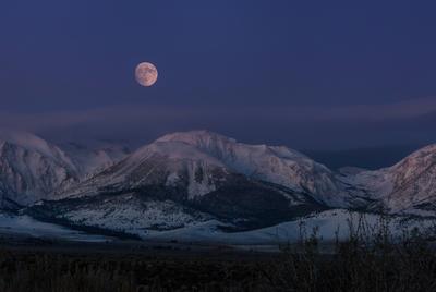 Moonlight Full moon rising above snowy mountains Copyright: xZoonar.com/GalynaxAndrushkox 19996672-stock-foto