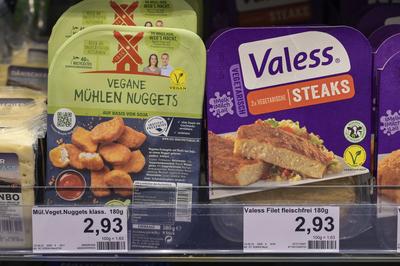 Germany, vegetarian meat taste products GERMANY, Edeka supermarket, processed vegetarian meat taste substitute products-stock-foto