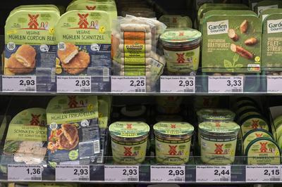 Germany, vegetarian meat taste products GERMANY, Edeka supermarket, processed vegetarian meat taste substitute products-stock-foto
