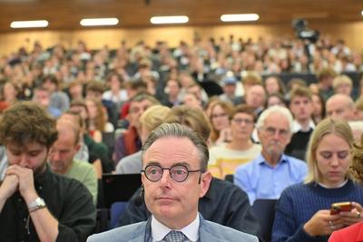 Prime Minister Confronts Students Political Science-stock-foto