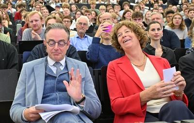 Prime Minister Confronts Students Political Science-stock-foto