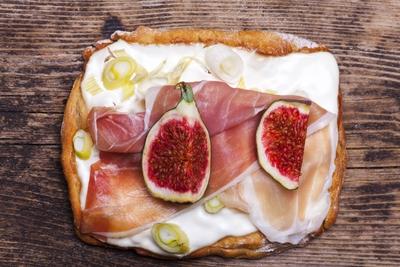 Flammkuchen mit Feigen PUBLICATIONxINxGERxSUIxONLY 1035301104-stock-foto