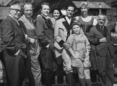 Bildnummer: 54386844  Datum: 21.04.1956  Copyright: imago/United ArchivesF?rsterliesel (1956) Die burschikose F?rsterstochter Liesel (ANITA GUTWELL) ist am liebsten mit Tieren zusammen. Forsch weist sie den arroganten Bauern Bartl ab. Doch auch Tony (RUDOLF LENZ), der neue F?rster, hat ein Auge auf die adrette Frau geworfen. Liesel genie?t das Liebeswerben. Dramatisch wird es jedoch, als sie bei einer Jagd ein Rehkitz sch?tzen will und vor die Flinten der J?ger und eines Wilderers ger?t. Foto vlnr.: ERNST PR?CKL, ERIK FREY, RUDOLF LENZ, ANITA GUTWELL, HARDO HESSE, HARRY KRATZ, LOTTE LEDL, RUDOLF CARL. B42544 , 01KPAFOERS People Entertainment querBildnummer 54386844 Date 21 04 1956 Copyright Imago United Archives  1956 the tomboyish  Liesel Anita  is at Sweetheart with Animals together  points Them the  Farmers Bartl from but too Tony Rudolf Lenz the New Forester has a Eye on the Adrette Woman thrown Liesel enjoys the Advertise love dramatically will it however as Them at a Hunting a Rehkitz protect will and before the Flinten the Hunters and a Poacher Device Photo From left to right Ernst Prockl Erik Frey Rudolf Lenz Anita  HARDO Hesse Harry Kratz Lotte Ledl Rudolf Carl B42544 01KPAFOERS Celebrities Entertainment horizontal-stock-foto