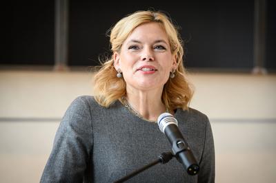 Berlin, Er?ffnung der Ausstellung "Kunst aus Israel" durch Bundestagspr?sidentin Julia Kl?ckner-stock-foto