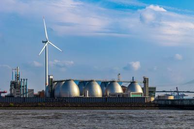 Gassilos im Hamburger Hafen vor einer Windkraftanlage. *** Gas silos in the port of Hamburg in front of a wind turbine 2-stock-foto