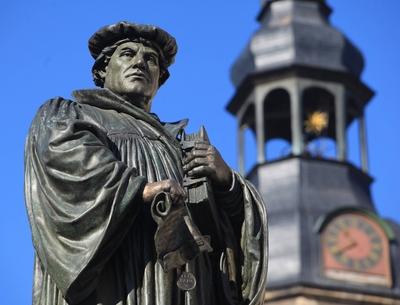 Bildnummer: 59487959  Datum: 23.09.2009  Copyright: imago/epdDenkmal des Reformators Martin Luther auf dem Marktplatz in Eisleben (Sachsen-Anhalt) mit dem Turm der St. Andreaskirche im Hintergrund am 23.9.2009. Das Denmal, das 1883 von dem Berliner Bildhauer Rudolf Siemerin errichtet wurde, zeigt Luther, wie er die Bannbulle des Papstes zerrei?t. In Eisleben wurde der Reformator am 10.11.1483 geboren; am 18.2.1546 starb er hier. In der Andreaskirche hielt er seine letzten Predigten. Der ?berlieferung nach schlug Martin Luther am 31. Oktober 1517 seine 95 Thesen gegen den Ablasshandel der Kirche an die T?r der Wittenberger Schlosskirche. Das Ereignis gilt als Beginn der Kirchenreformation. Der 31. Oktober wird deshalb von evangelischen Christen als Reformationstag gefeiert. 2017 j?hrt sich der legend?re Thesenanschlag Martin Luthers an der Schlosskirche zum 500. Mal. Reformationstag am 31. Oktober xns x0x 2009 quer Aufmacher Architektur bauten Burgen Denkm?ler Evangelische_Kirche geb?ude Kultur Reformation Religionen  59487959 Date 23 09 2009 Copyright Imago epd Monument the Reformer Martin Luther on the Market Square in Eisleben Saxony Anhalt with the Tower the St Andreas Church in Background at 23 9 2009 the Denmal the 1883 from the Berlin Sculptors Rudolf  built was shows Luther like he the  the Pope tears in Eisleben was the Reformer at 10 11 1483 born at 18 2 1546 died he here in the Andreas Church held he his last Sermons the Tradition after suggested Martin Luther at 31 October 1517 his 95 Theses against the Indulgences the Church to the Door the Wittenberg Castle Church the Event is as Beginning the  the 31 October will therefore from Protestant Christians as Reformation Day celebrated  anniversary to the legendary These stop Martin Luther to the Castle Church to 500 times Reformation Day at 31 October xns x0x 2009 horizontal Highlight Architecture Buildings Castles Monuments  Building Culture Reformation Religions-stock-foto