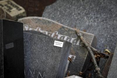 Symbolbild: Ausrangierte Grabsteine auf einem Friedhof in Berlin. Diese werden von den Graebern entfernt, wenn das Nutz-stock-foto