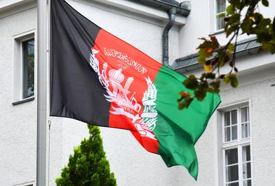 Die afghanische Fahne weht vor der afghanischen Botschaft in Berlin. Foto : Winfried Rothermel *** The Afghan flag flies-stock-foto