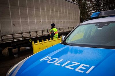 GER, Unterwegs in Bayern, Themenbild, Symbolbild, Verschiedene Themenbilder, Ger?t misst Herzfrequenzen in einem LKW und kann sofort Rausfinden ob Leute in einem LKW bzw. in einem LKW Sattelanh?nger sind, Neues Messger?t der GPI Passau-stock-foto