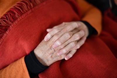 Haende, alte Frau, Symbolfoto *** hands old woman symbol photo-stock-foto