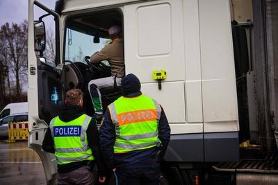 GER, Unterwegs in Bayern, Themenbild, Symbolbild, Verschiedene Themenbilder, Ger?t misst Herzfrequenzen in einem LKW und kann sofort Rausfinden ob Leute in einem LKW bzw. in einem LKW Sattelanh?nger sind, Neues Messger?t der GPI Passau-stock-foto