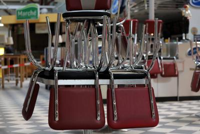 10.04.2020, Berlin, GER - Auswirkungen der Coronapandemie: geschlossene Gastronomie im Terminal des Flughafen Berlin-Te-stock-foto