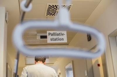 Stationsarzt w?hrend der Visite auf einer Palliativstation in einem deutschen Krankenhaus am 22.01.2014. Palliativstati-stock-foto