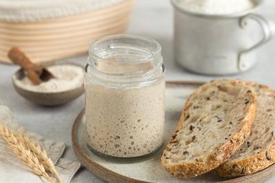 hausgemachter Sauerteigbrot-Starter im Glas, rustikal-stock-foto