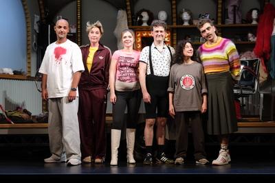 Patrick Abozen, Saskia Fischer, Farina Flebbe, Sven Fricke, Maria Ketikidou und Enrique Fi? bei der Fotoprobe der Kom?di-stock-foto