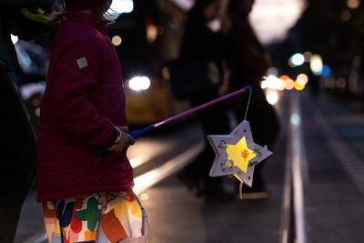 Traditioneller Laternenumzug zum Martinstag durch Berlin-Prenzlauer Berg. / Traditional lantern procession for St. Marti-stock-foto
