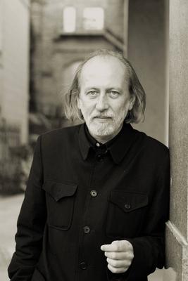 Bildnummer: 56364252  Datum: 16.09.2002  Copyright: imago/gezettDichter, Deutschland Der Autor Laszlo Krasznahorkai (Ungarn) beim 2. Internationalen Literaturfestival am Berliner Ensemble am 16.09.2002. Laszlo Krasznahorkai  ( 5. Januar 1954 in Gyula, Ungarn) ist ein ungarischer Schriftsteller. Krasznahorkai lebt als freier Schriftsteller in Pilisszent Laszlo in der N?he von Budapest. Im Sommersemester 2008 hielt er eine Gastprofessur an der Freien Universit?t Berlin. Satanstango (1985) Melancholie des Widerstands (1989) Der Gefangene von Urga (1993) Krieg und Krieg (1999) Im Norden ein Berg, im S?den ein See, im Westen Wege, im Osten ein Fluss (2005) Seiobo auf Erden, S.Fischer Verlag, Frankfurt am Main 2010...Quelle: http://de.wikipedia.org/wiki/L%C3%A1szl%C3%B3_Krasznahorkai - foto@gezett.de Kultur People Literatur Portr?t Fotoshooting xsp x0x 2002 hoch Schriftsteller Seiobo auf Erden Freien Universit?t Berlin Ungarn Krasznahorkai Poet Dichter Kultur Berlin Literatur Portrait Autor deutschland 56364252 Date 16 09 2002 Copyright Imago  Poet Germany the Author Laszlo Krasznahorkai Hungary the 2 International Literature Festival at Berlin Ensemble at 16 09 2002 Laszlo Krasznahorkai 5 January 1954 in Gyula Hungary is a Hungarian Writer Krasznahorkai lives as free Writer in  Laszlo in the Vicinity from Budapest in Summer semester 2008 held he a Visiting Professorship to the Free University Berlin  1985 Melancholy the Resistance 1989 the Prisoners from Urga 1993 War and War 1999 in North a mountain in South a Lake in West Routes in East a River 2005  on Soils S Fischer Verlag Frankfurt at Main 2010 Source http de Wikipedia Org Wiki  foto gezett @ de Culture Celebrities Literature Portrait Photo shooting xsp x0x 2002 vertical Writer  on Soils Free University Berlin Hungary Krasznahorkai Poet Poet Culture Berlin Literature Portrait Author Germany-stock-foto