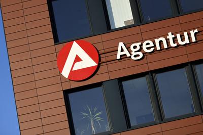 Arge-Logo an der Agentur f?r Arbeit in Ossendorf. Forscher bef?rchten aufgrund der Corona-Pandemie eine massive Steigeru-stock-foto