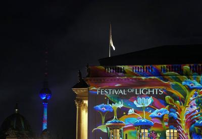 08.10.2025, Berlin - Deutschland. Das Festival of Lights taucht Berliner Sehenw?rdigkeiten in Licht. Hier: Staatsoper Un-stock-foto