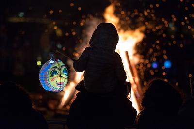 Laternenumzug zum Martinstag in Berlin-Prenzlauer Berg snapshot-photography/K.M.Krause *** A lantern procession to Marti-stock-foto