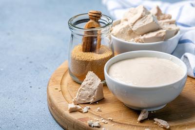 Pressed yeast, dry yeast and active sourdough starter. Dry instant yeast, fresh pressed yeast and active wheat sourdough-stock-foto