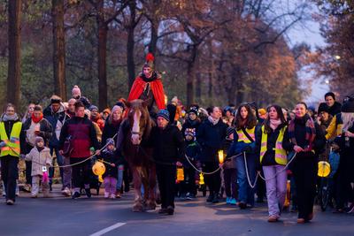 Traditioneller Laternenumzug zum Martinstag durch Berlin-Prenzlauer Berg. Der Umzug mit mehreren hundert Menschen starte-stock-foto