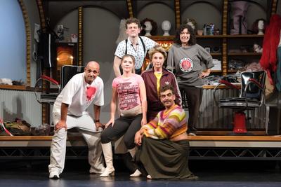 vorne Patrick Abozen, Farina Flebbe, Saskia Fischer, Enrique Fi?, hinten Sven Fricke und Maria Ketikidou bei der Fotopro-stock-foto