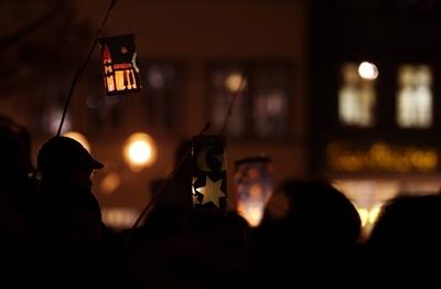 Martinsumzug mit Laternen auf dem Domplatz in Erfurt - im Bild: Der Domplatz ist Ziel tausender Laternentr?gern-stock-foto