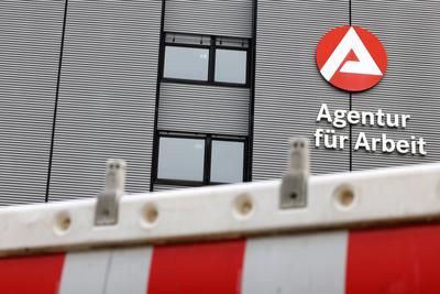 Gebaeude (Geb?ude) mit Logo und Schriftzug der Agentur fuer (f?r) Arbeit. Davor eine Rot Weisse Absperrung. Agentur fuer-stock-foto