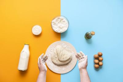 Kneading sourdough for making bread. No yeast dough and ingredients Making sourdough bread. Woman kneading a wet dough w-stock-foto