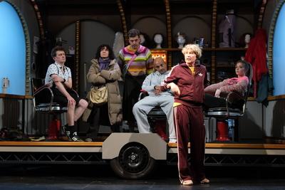 vorne Saskia Fischer, hinten Sven Fricke, Maria Ketikidou, Enrique Fi?, Patrick Abozen und Farina Flebbe bei der Fotopro-stock-foto