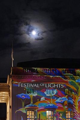 08.10.2025, Berlin - Deutschland. Das Festival of Lights taucht Berliner Sehenw?rdigkeiten in Licht. Hier: Staatsoper Un-stock-foto