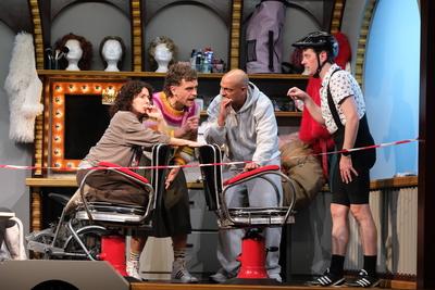 Maria Ketikidou, Enrique Fi?, Patrick Abozen und Sven Fricke bei der Fotoprobe der Kom?die Ein St?ck Gro?stadtrevier im-stock-foto