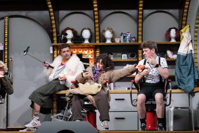 Enrique Fi?, Maria Ketikidou und Sven Fricke bei der Fotoprobe der Kom?die Ein St?ck Gro?stadtrevier im St. Pauli Theate-stock-foto