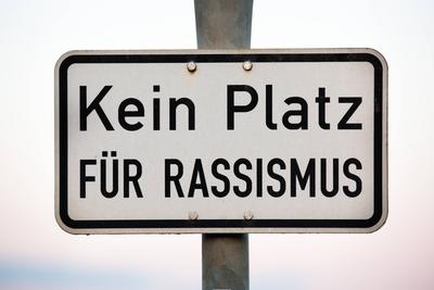 Kein Platz f?r Rassismus, Schild mit Hinweis gegen Rassismus - No place for racism, sign with indication against racism-stock-foto