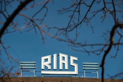 Dachaufschrift RIAS Der Schriftzug RIAS des ehemaligen Radiosenders, vor blauem Himmel, auf dem Dach des Deutschlandrad-stock-foto