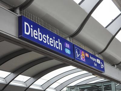S Bahn Station Diebsteich wieder eroeffnet-stock-foto