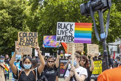 Colour is not a crime. Mehr als Tausend Menschen demonstrieren auf dem Wasen in Stuttgart gegen Rassismus. // 13.06.2020-stock-foto