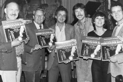 Archiv Michael Ande Mitte Frank Duval Musiker mit Derrick der Alte Kommissare Ehrung Rechts Werner Pochat Muenchen 1977-stock-foto