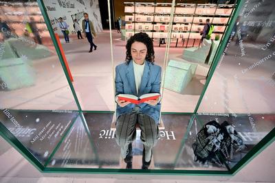 Fachbesucherin im Ehrengast - Pavillon Slowenien der Frankfurter Buchmesse (Foto vom 18.10.2023). Die 75. Frankfurter Bu-stock-foto