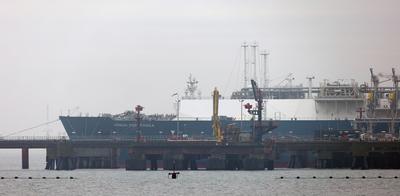 25.12.2022, Niedersachsen, Wilhelmshaven, Energie, Energiewende, Gas, Fl?ssiggas, LNG, Pipeline, Energieversorgung, Erd-stock-foto